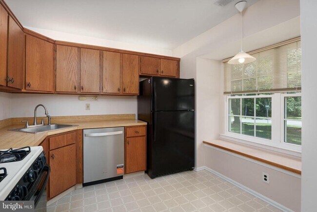 Building Photo - 11 Abelia Ct