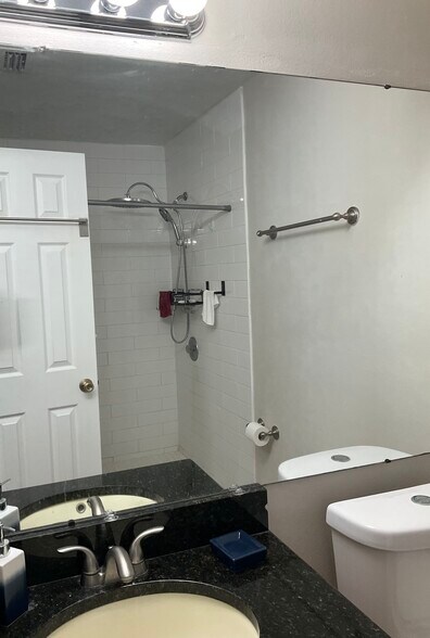 Building Photo - 9532 Darien Ave