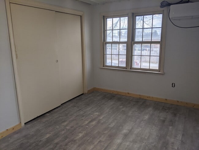 Building Photo - 410 W Maple St