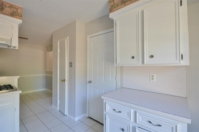 Building Photo - 3938 Forest Bluff Dr