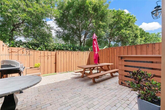 Building Photo - 10450 Wellington Parc Dr