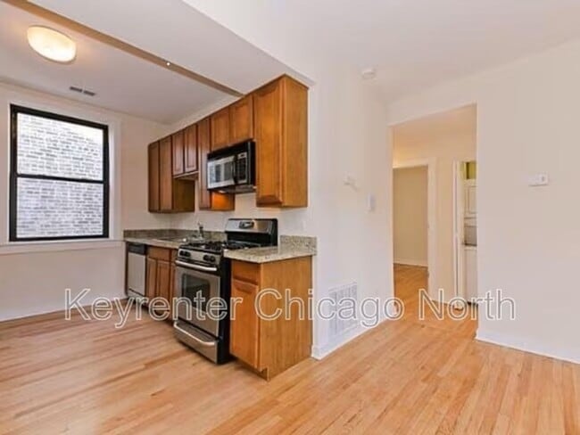 Building Photo - 907 W Cornelia Ave