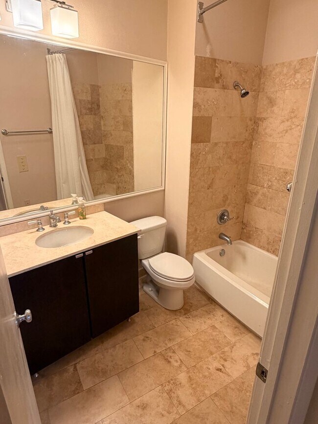 Building Photo - 1BD/1BA Condo in Warehouse District