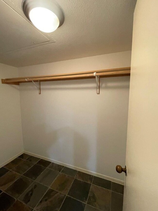 Building Photo - Stunning 3rd-floor corner unit condo in the desirable 78759 area!