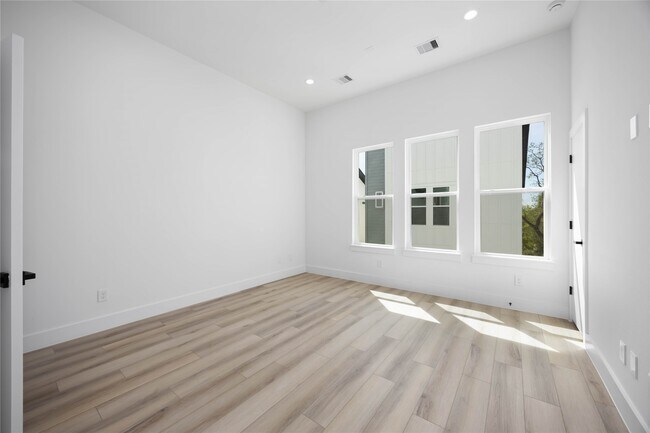 Building Photo - 6735 Peerless St