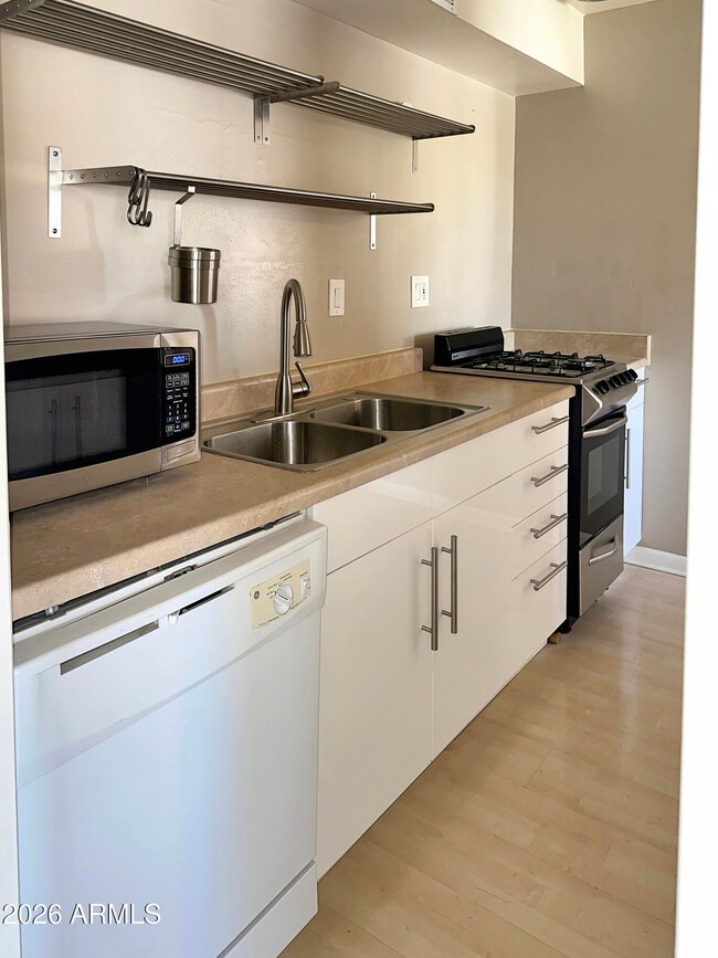 Building Photo - 6841 E 2nd St