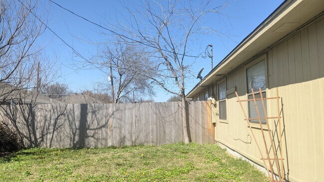 Building Photo - Cute duplex unit in NRH