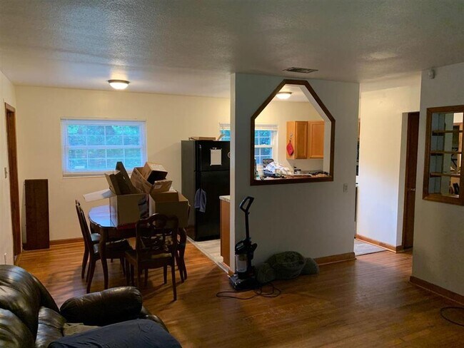 Building Photo - 1805 Mayhew St