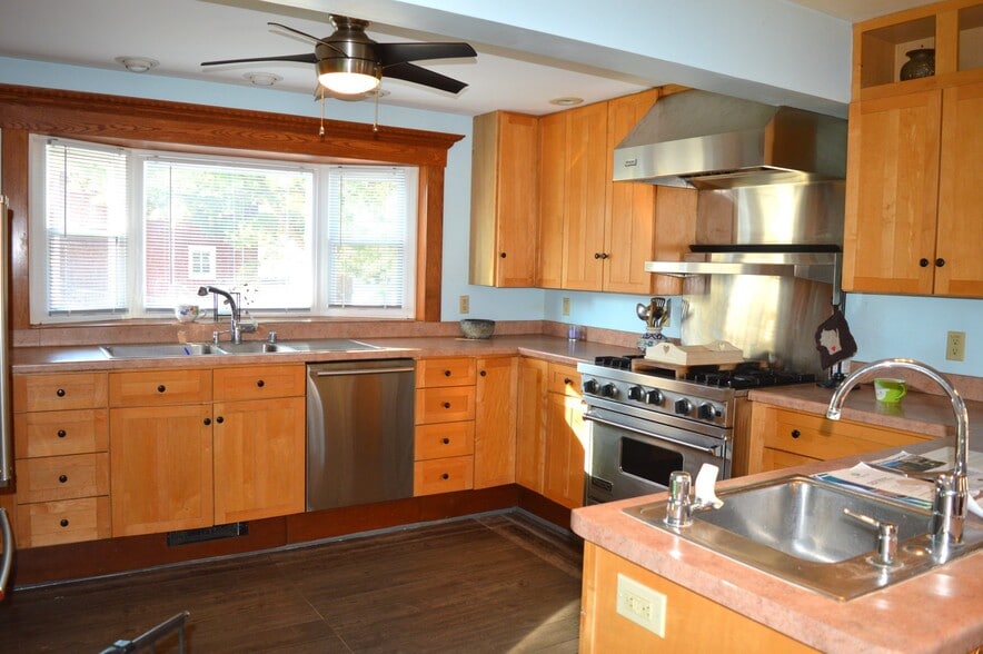 Building Photo - 1301 2nd St