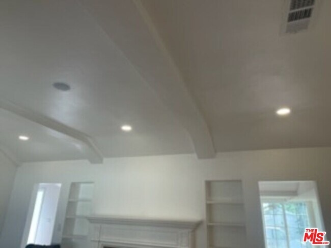 Building Photo - 9029 Wildwood Ave