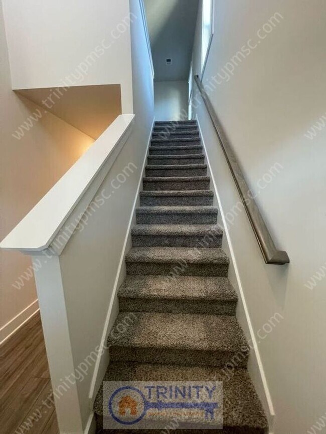 Building Photo - Beautiful and spacious! Ready for move in!