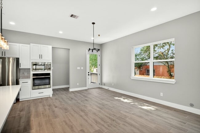 Building Photo - 4517 Larch Ln
