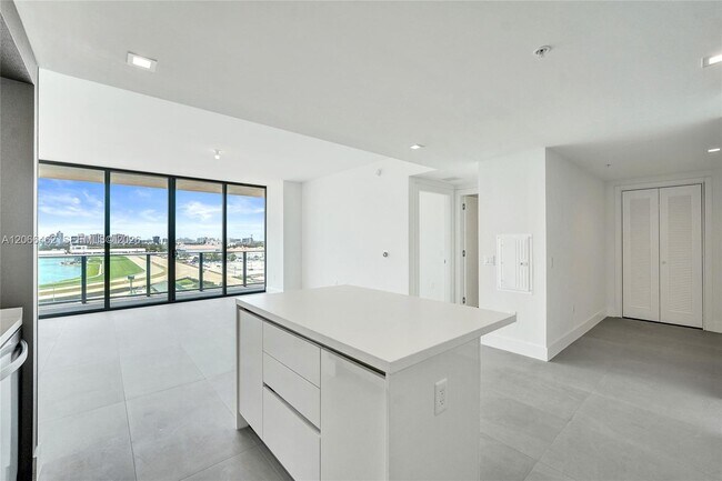 Building Photo - 1170 E Hallandale Beach Blvd