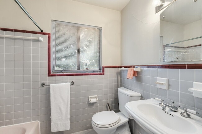 Building Photo - 418 Saratoga Dr