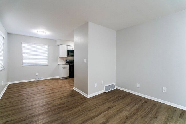 Building Photo - 656 Riverview Dr