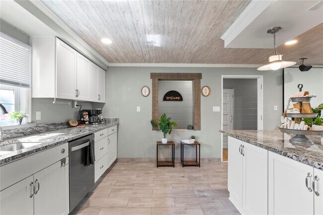 Building Photo - 830 CR 457