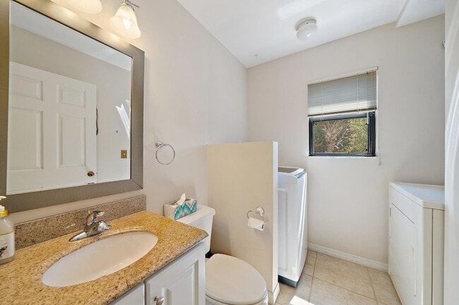 Building Photo - 860 Bella Vista Ct S