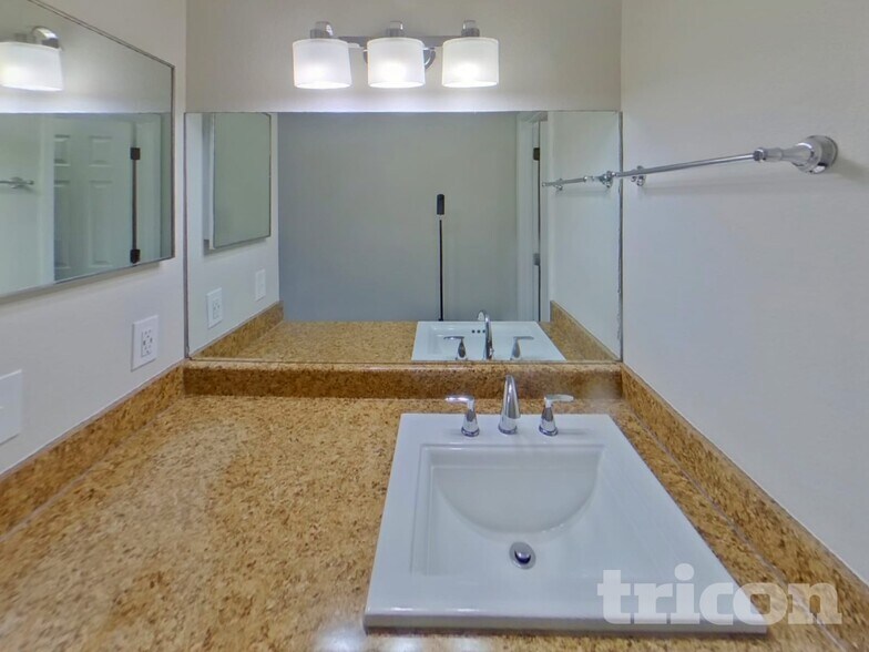 Building Photo - 3015 Moonbeam Cir N