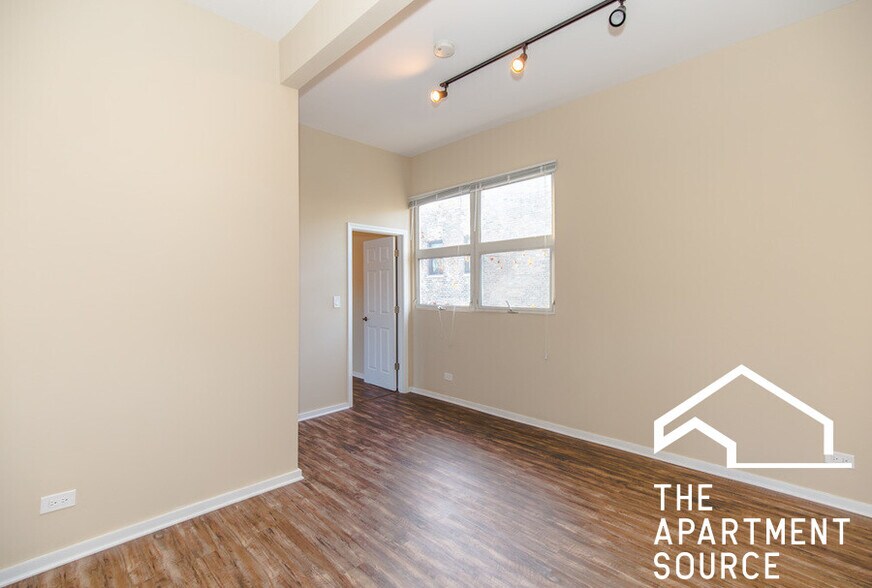 Building Photo - 2441 N Clybourn Ave