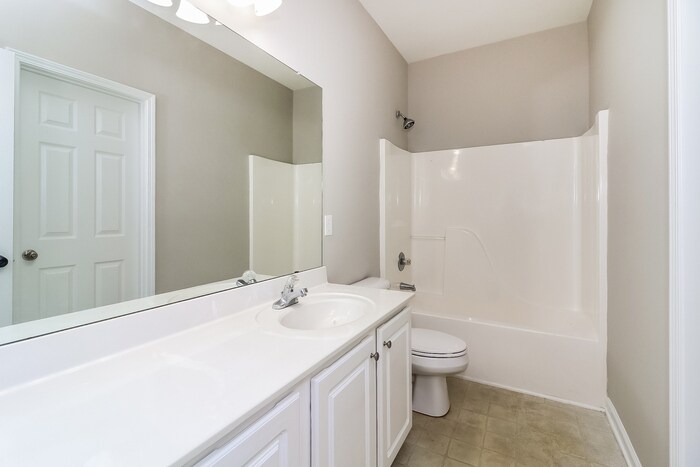 Building Photo - 5456 The Vyne Ave