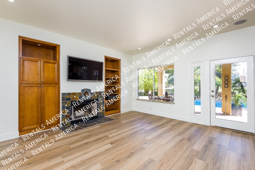 Building Photo - 2342 W Hemlock Ct
