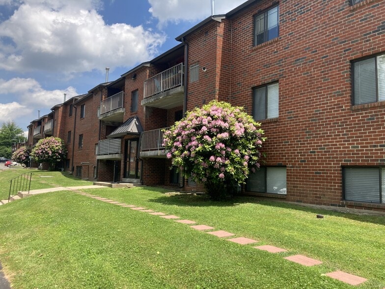 Building Photo - Bridgewater Apartments