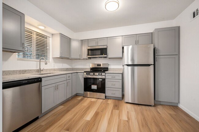 Building Photo - ONE MONTH FREE! 2Bedroom/2 Full Bath Newly...