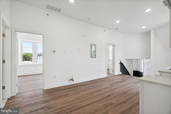 Building Photo - 5164 Ridge Ave