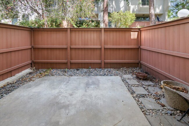 Building Photo - 11260 Overland Ave