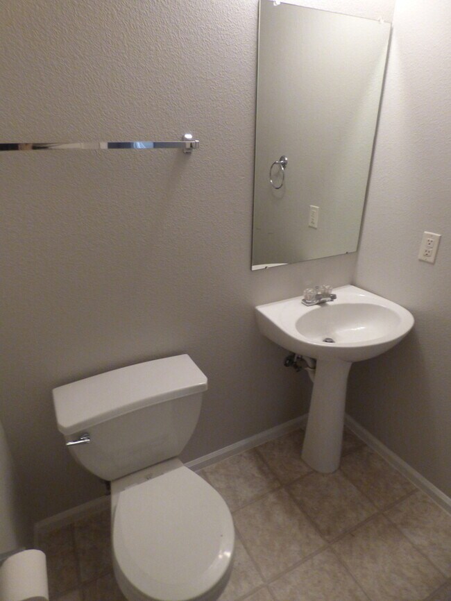 Building Photo - Beautiful 3 Bedroom 2 Bath Townhome with 2...