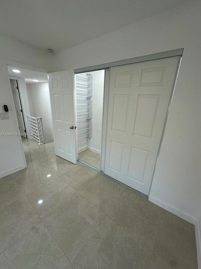 Building Photo - 1560 W 46th St