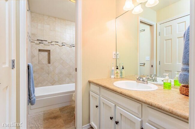 Building Photo - 4 br, 3 bath Townhome - 2851 E. Geddes Pl.