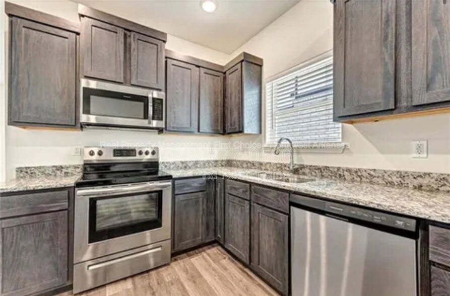 Building Photo - 998 S Benchmark Ln