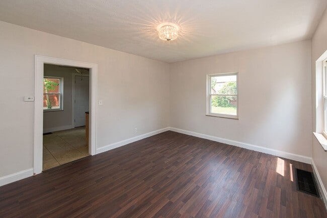 Building Photo - COVEDALE- 3 bedroom 1.5 bath Tudor with up...
