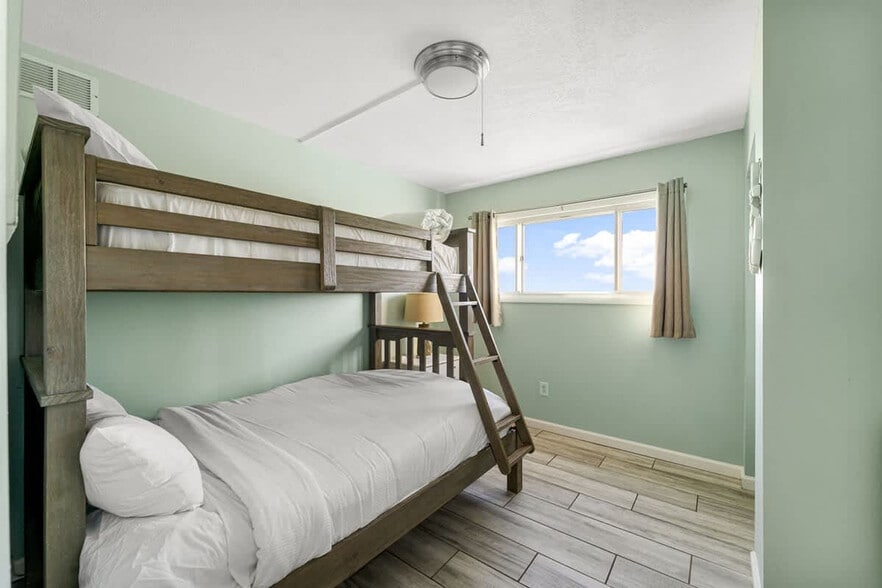 Building Photo - 8743 Thomas Dr