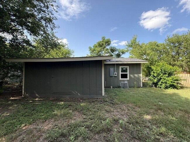 Building Photo - Newly Remodeled 2/1 with Large Backyard - MORE PICTURES COMING