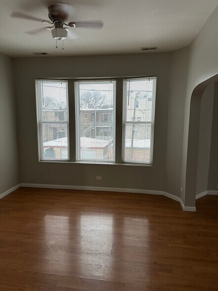 Building Photo - 5437 S Laflin St