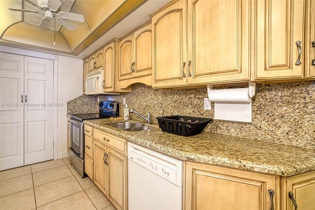 Building Photo - 18051 Biscayne Blvd