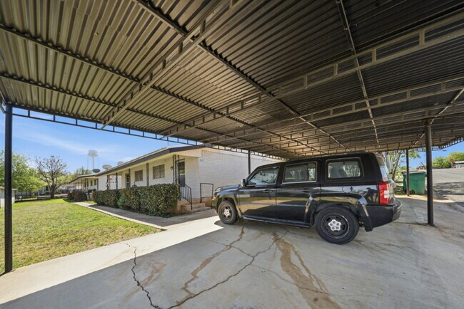 Building Photo - 204 W Lampasas St