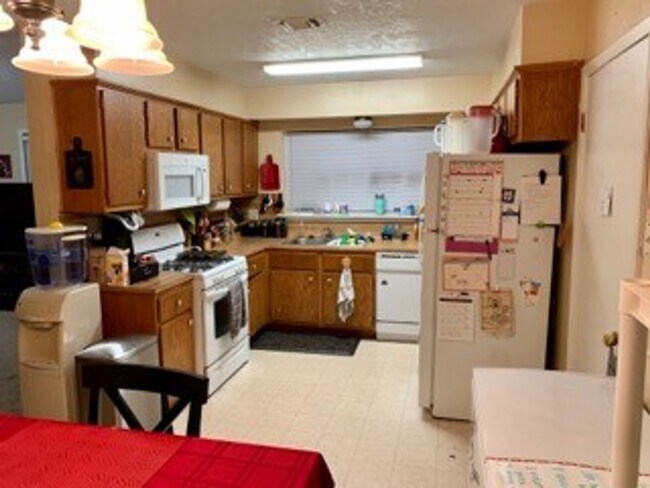 Building Photo - Bryan - 3 Bedroom - 2 Bath -1 vehicle garage - Fenced in back yard - House.