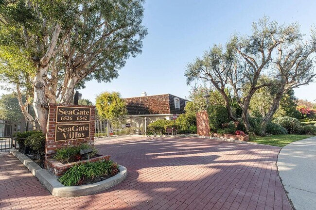 Building Photo - 6526 Ocean Crest Dr