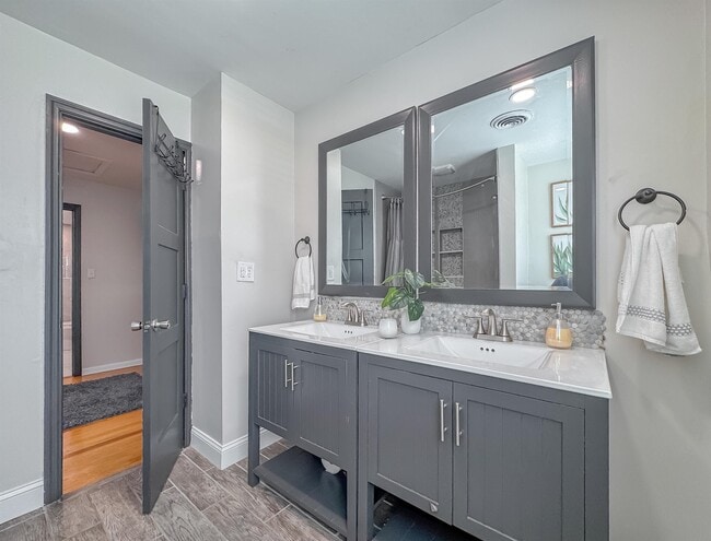 Building Photo - 1044 Seminole Dr