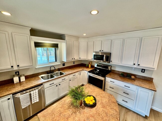 Building Photo - READY 06-11-26!! Fantastic Condo By The Beach! Fenced Patio - All Appliances - Community Pool!