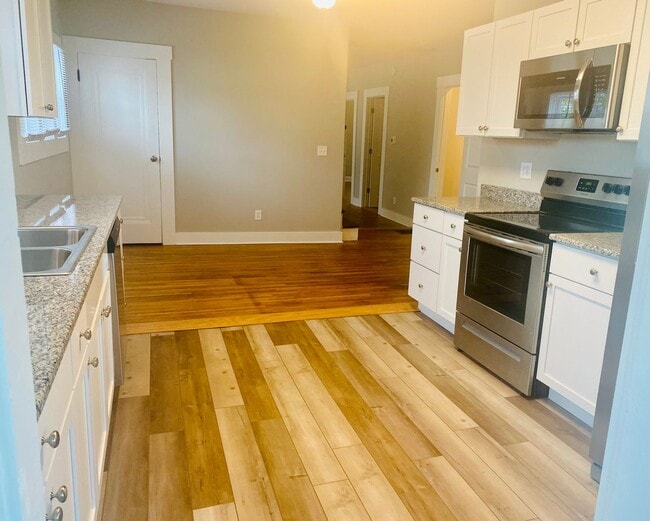 Building Photo - Newley Renovated 4BR - 2BA - South Campus!