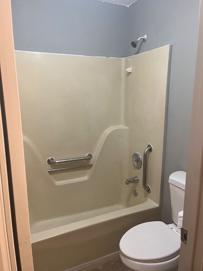 Building Photo - 665 Dutchmans Dr