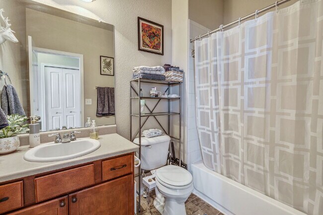 Building Photo - This 3 bed 2.5 bath townhome offers a perf...