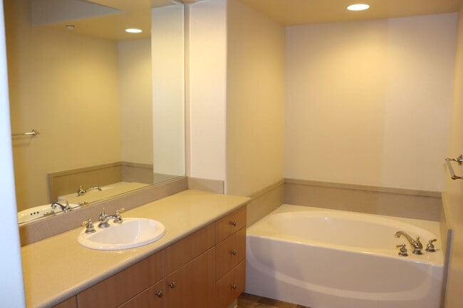 Building Photo - Spacious Downtown Condo