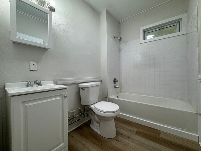 Building Photo - 16 Avon St