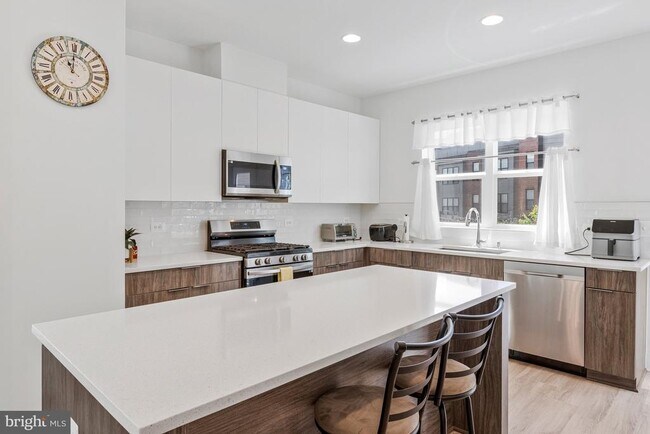 Building Photo - 40 Mural Walk NE