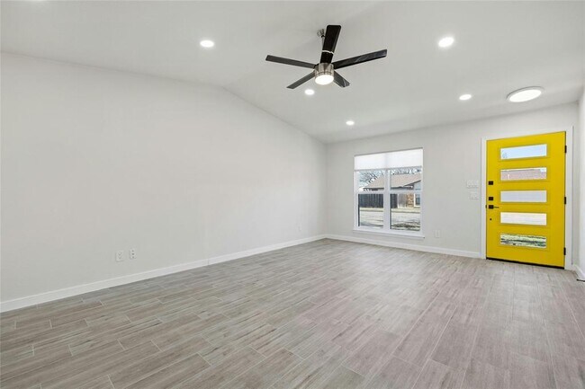 Building Photo - 1400 Bellmar Dr